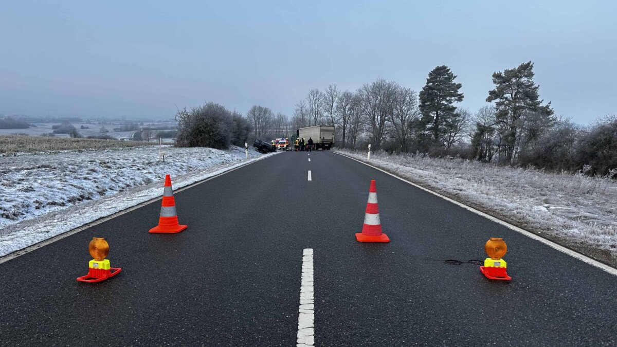 auto-und-lkw-prallen-auf-kreisstrasse-zusammen-zwei-fahrerinnen-verletzt