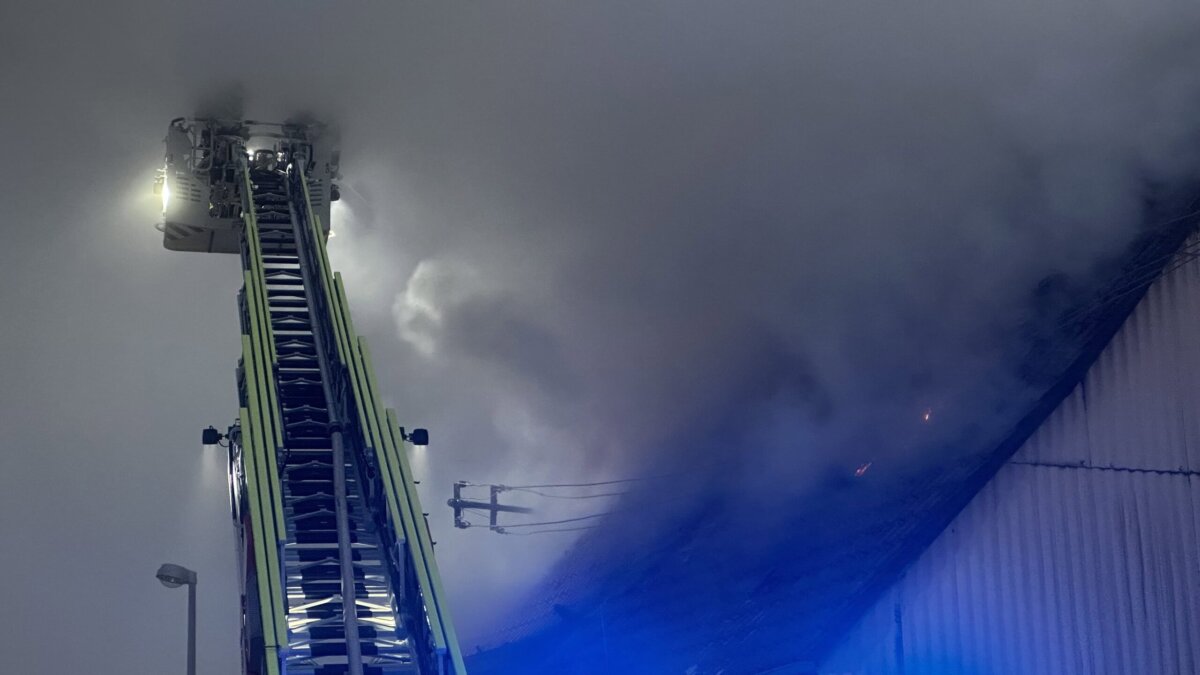 gebaeudebrand-feuerwehr-in-grosseinsatz