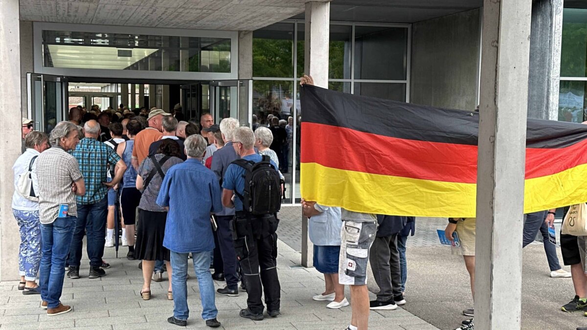Besucher einer AfD-Veranstaltung 2023 vor der Stadthalle Rottweil. Foto: gg