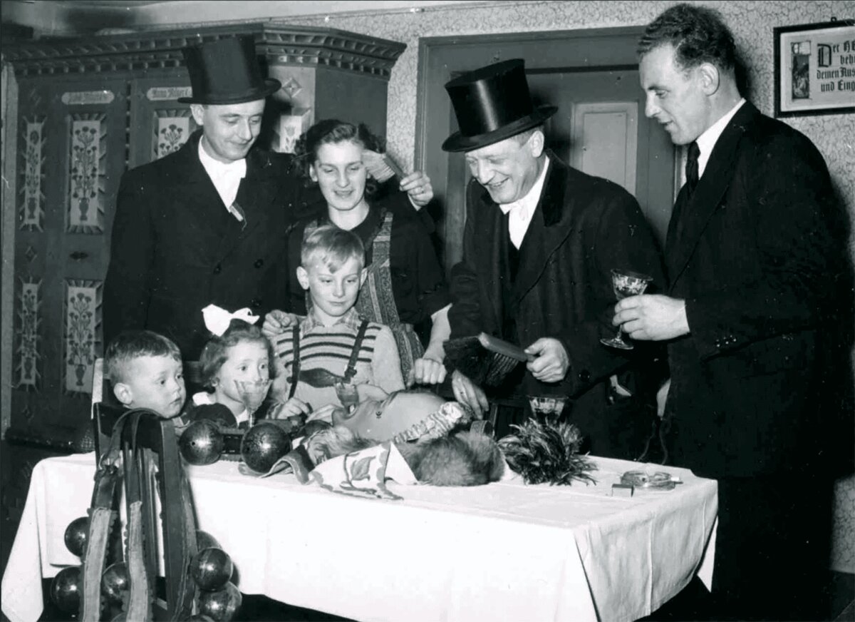 Dreikönig in Rottweil 1951: Auf dem Bild zu sehen sind vorne Wolfgang und Ingeborg Huonker, Peter Huonker, Sepp Schmid, Martina Huonker, Gustav Dorn, Wilhelm Huonker. Quelle: Narrenzunft Rottweil