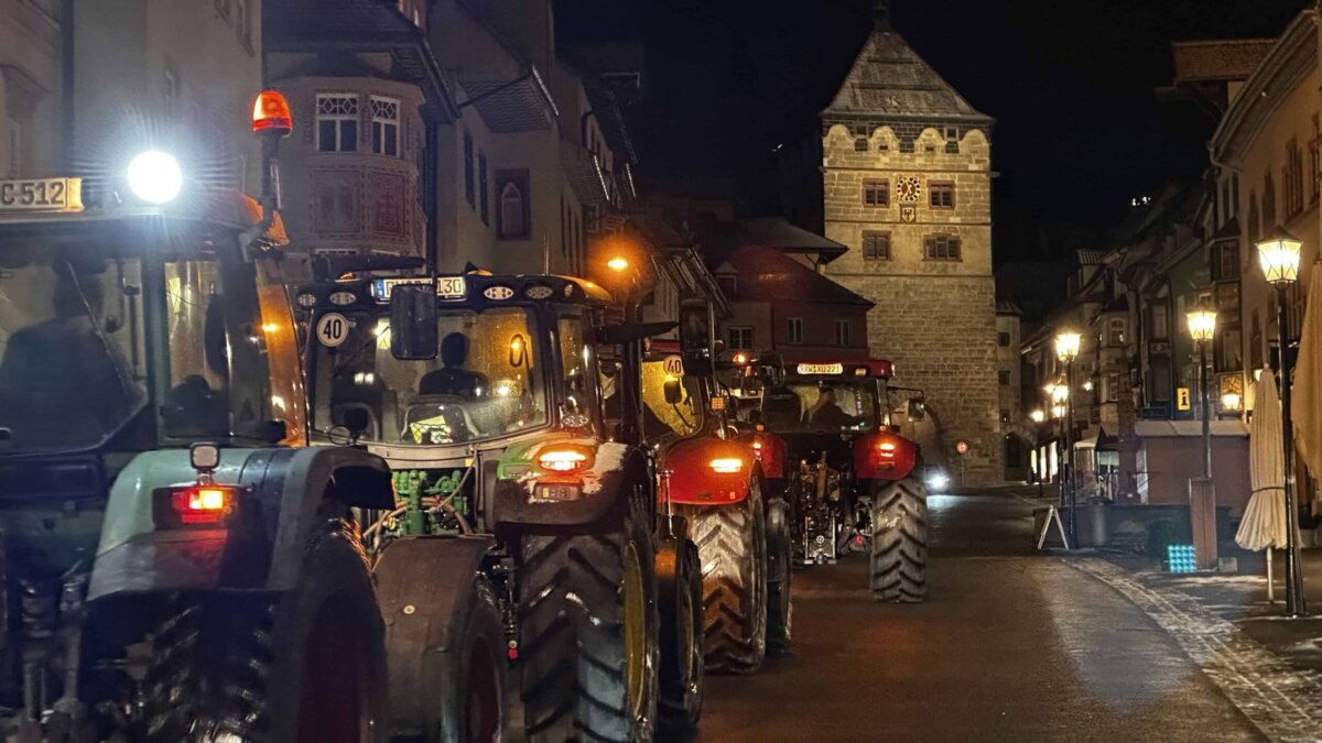 schleichender-protest-bauern-rollen-richtung-rottweil