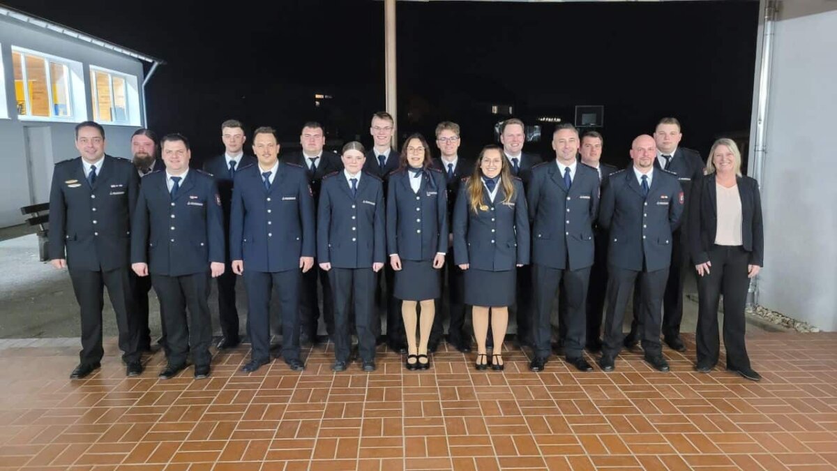 Kommandant Frank Scherfer und Bürgermeisterin Carmen Merz (vorne rechts) mit allen beförderten, geehrten und ernannten Kameradinnen und Kameraden. Foto: fw