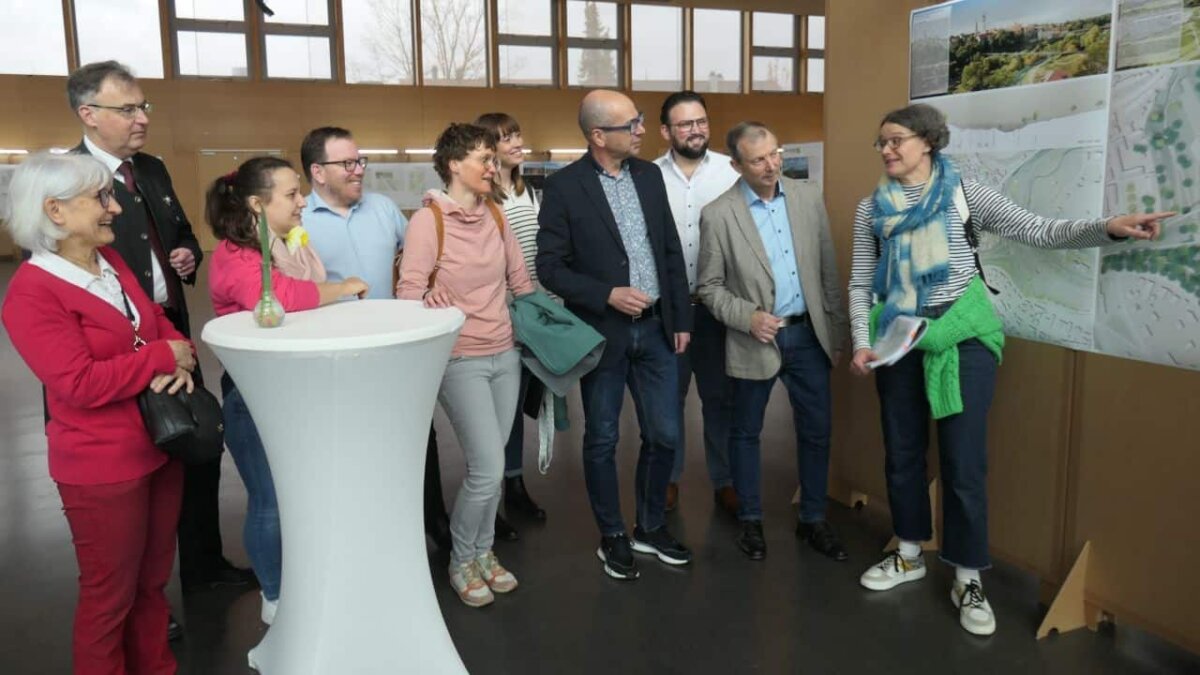 Bei der Präsentation der Planungen zur Gartenschaubrücke durch Stadträtin Monika Hugger (rechts) stellten sich Kandidatinnen und Kandidaten der Rottweiler CDU zu den Kommunalwahlen der Diskussion (von links): Edith Jäger, Rasmus Reinhardt, Carmen Jäger, Alexander Brede, Miriam Kammerer, Katharina Bechtold, Axel Wenzler, Julian Medvedec und Ewald Grimm.
Foto: Martin Baumgartner