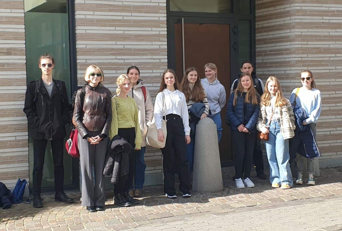 Die AMG Schüler vor der Synagoge in Konstanz. Foto: AMG