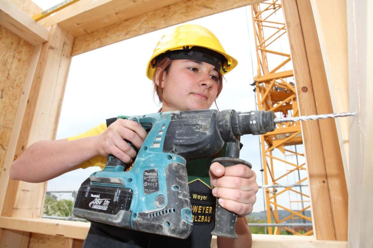 Beim Girls’Day haben Schülerinnen die Möglichkeit, Handwerksberufe, wie den der Zimmerin, kennenzulernen.Bildquelle: Sascha Schneider/AMH-online