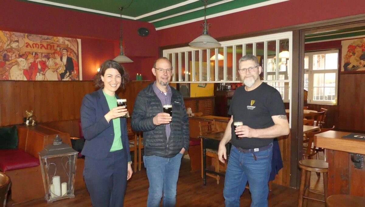 Mit einem Guinness auf den gelungenen Start: Oberbürgermeisterin Dorothee Eisenlohr, Wirtschaftsförderer Ralf Heinzelmann und Irish-Pub-Betreiber Jörg Brunnenkant. Foto: him