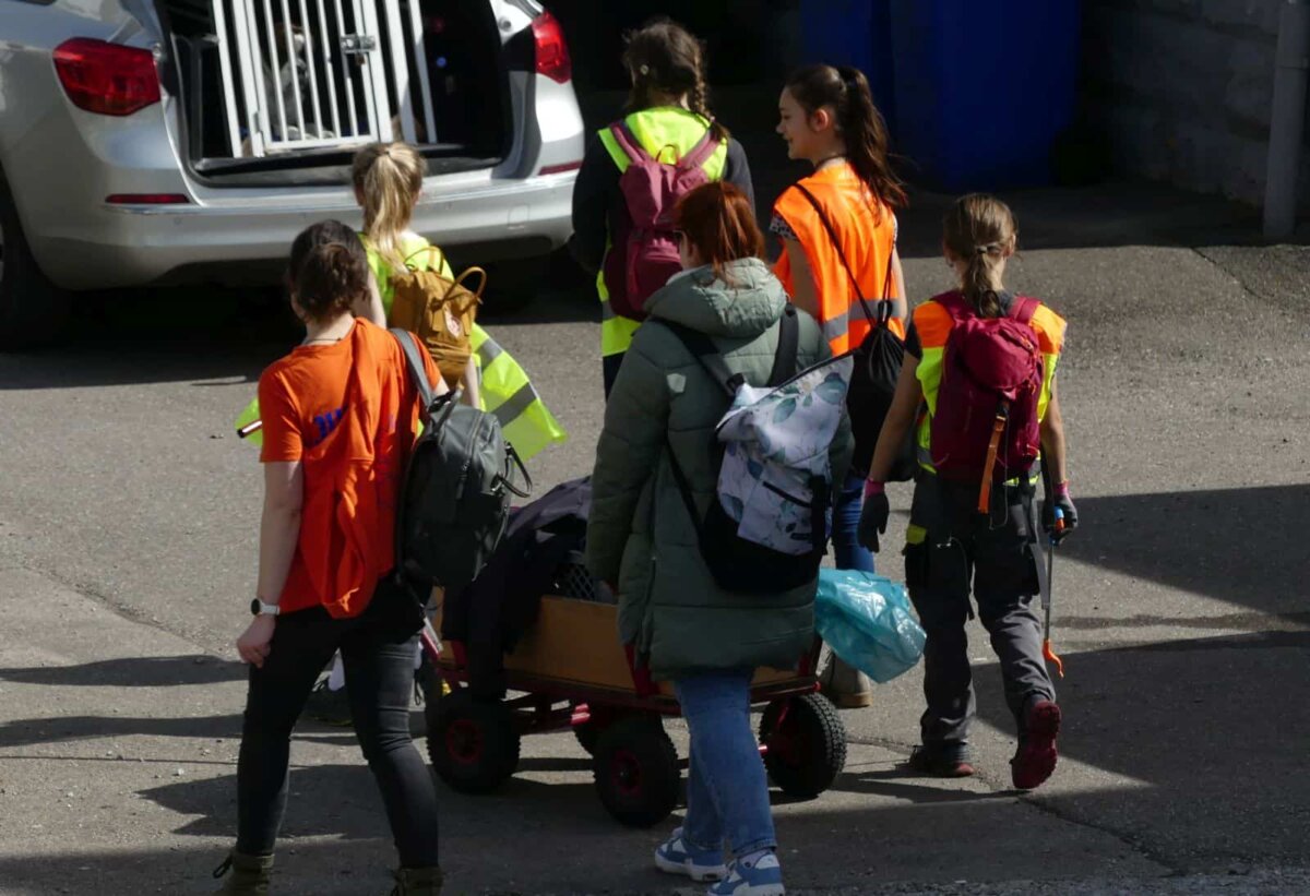 In knalligen Warnwesten gewandet war am Vormittag eine Schulklasse im Falkenstein unterwegs. Foto: him