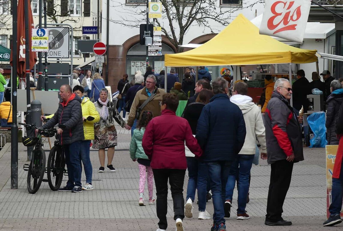 Gut besucht: Schramberger Innenstadt beim verkaufsoffenen Sonntag. Fotos: him