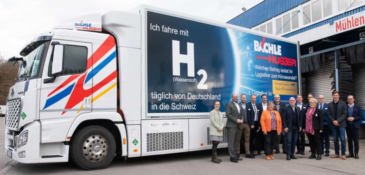 Antriebswende konkret: Wirtschaftsbündnis und Politik vor dem Wasserstoff-LKW der Firma Bächle beim Logistikcenter Villingen.Fotos: Pixl-Agentur/IHK Schwarzwald-Baar-Heuberg