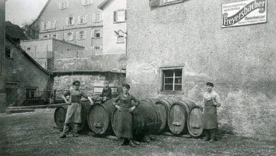 gluekhergasse 21 20160524 114333a heinz bild ca.1940 vor derk ferei sev. grimm gl khergasse gesseln+erwin grimm (auf fass) sev. grimm ganz rechts