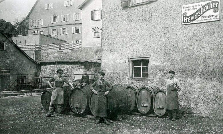 gluekhergasse 21 20160524 114333a heinz bild ca.1940 vor derk ferei sev. grimm gl khergasse gesseln+erwin grimm (auf fass) sev. grimm ganz rechts
