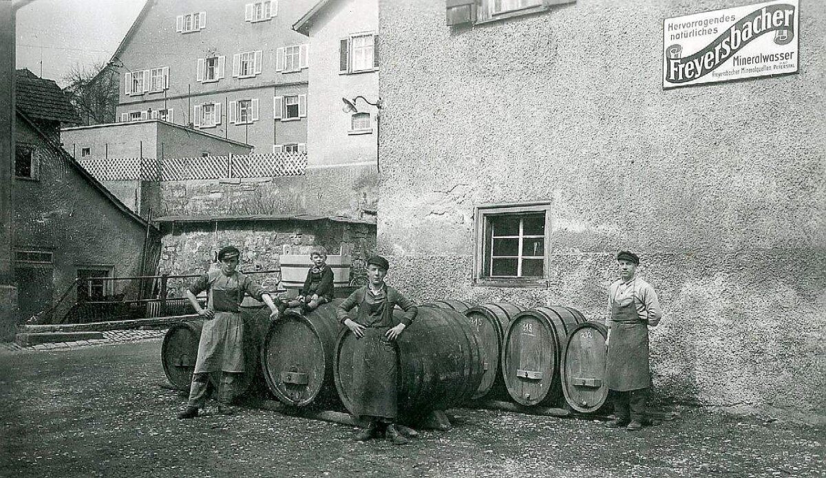 gluekhergasse 21 20160524 114333a heinz bild ca.1940 vor derk ferei sev. grimm gl khergasse gesseln+erwin grimm (auf fass) sev. grimm ganz rechts