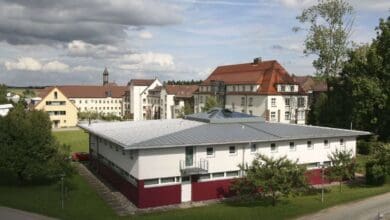 haus lebensquell vor klosterfront dkpm 040621