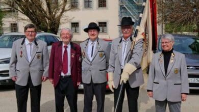 landesschützentag geislingen v.li. harald walter peter peiker 1.sm daniel guarraci fähnrich bernd kolberg eosm karin kolberg (002)