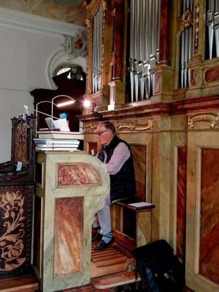 4 peter strasser an der orgel in habsthal 2024 foto hildebrand
