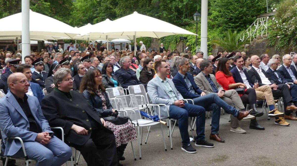 Zahlreiche Gäste waren in den Park der Zeiten zum Sommerempfang gekommen. Foto: him