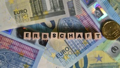 the german word for inheritance with wooden cubes and euro bills