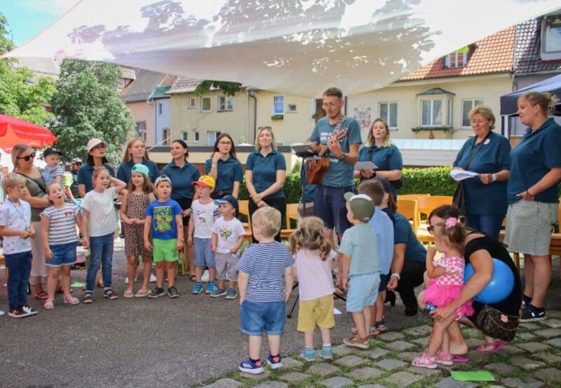 2 kindergarten auf der brücke gemeindefest 2024 foto hildebrand