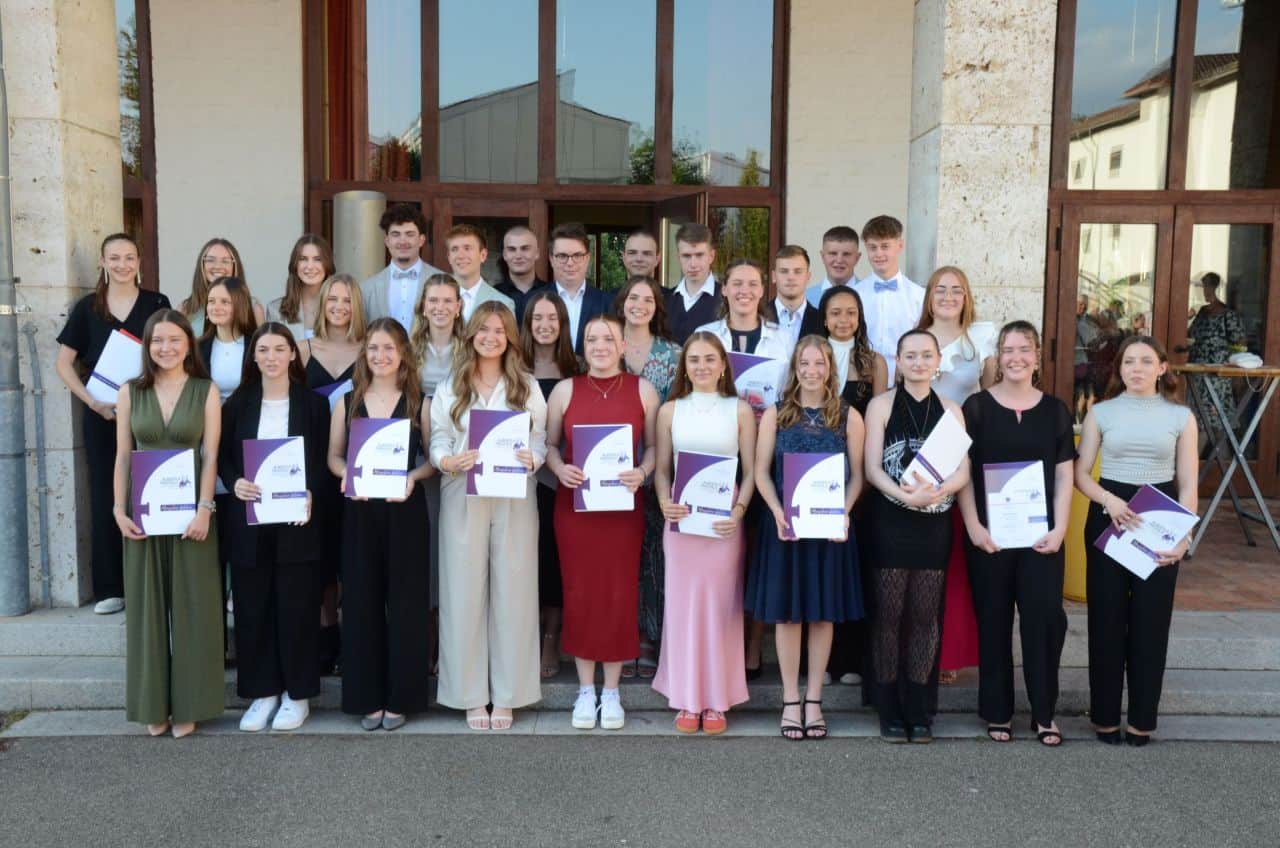 die abiturienten 24 des amg im säulengang der schule