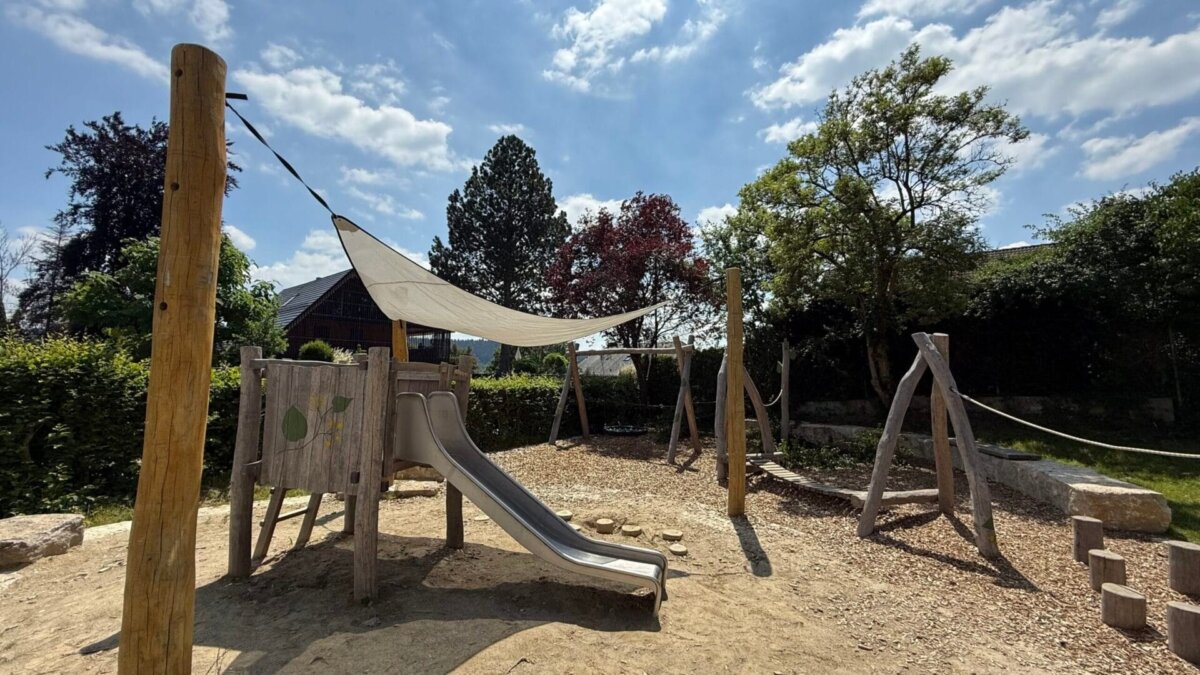 Vollständiger Spielplatz am Karolingerweg in Rottweil. Foto: Peter Arnegger