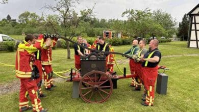 feuerspritze mit feuerwehr altstadt 1