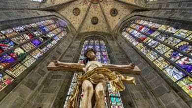 2024,2 kruzifixus vor fenstern im münster rottweil foto berthold hildebrand (2) kopie optimize jkfu9omo 1