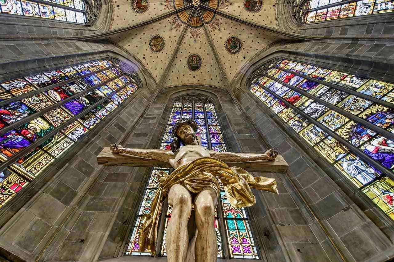 2024,2 kruzifixus vor fenstern im münster rottweil foto berthold hildebrand (2) kopie optimize jkfu9omo 1