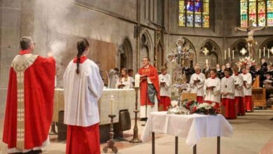 2024,4 vikar nico schmid (bildmitte) beim gottesdienst foto berthold hildebrand