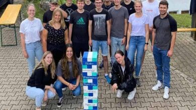 die vier neuen azubis umringt von den anderen schneider azubi jahrgaengen.2390 dkpm 120924