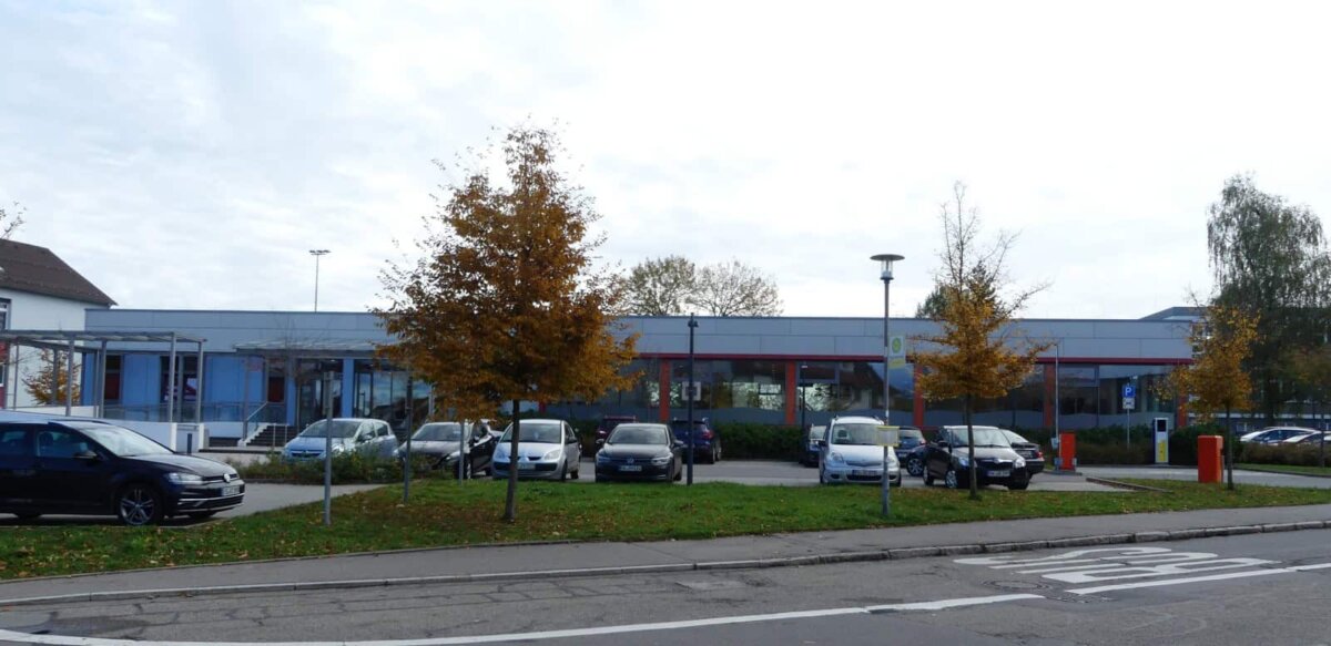 Die Parkplatzschranke (rechts im Bild) ist geöffnet und dennoch gibt es freie Parkplätze vor dem Badschnass. Foto: him