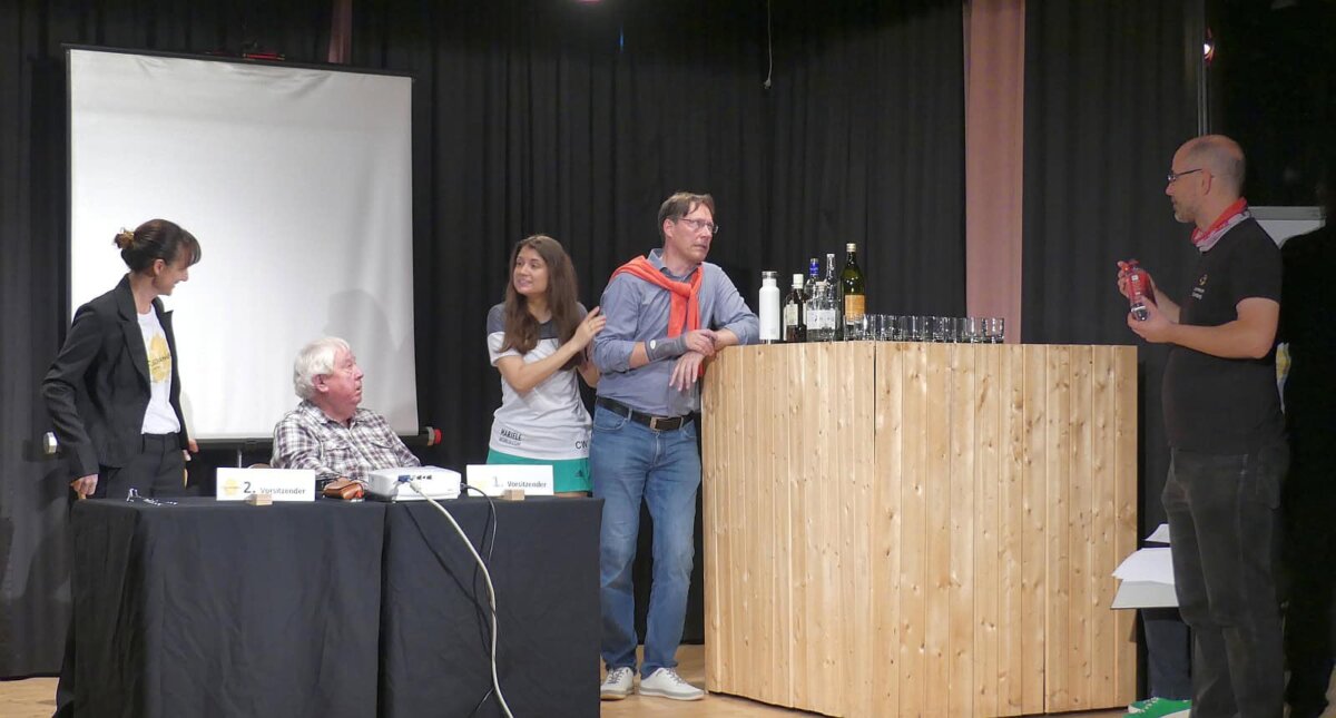 Die Akteurinnen und Akteure (von links): Simone Fader, Gerhard Ruoff, Lara Inge Kiolbassa, Lars Bornschein und Roland Eisele. Fotos: Theaterwerkstatt