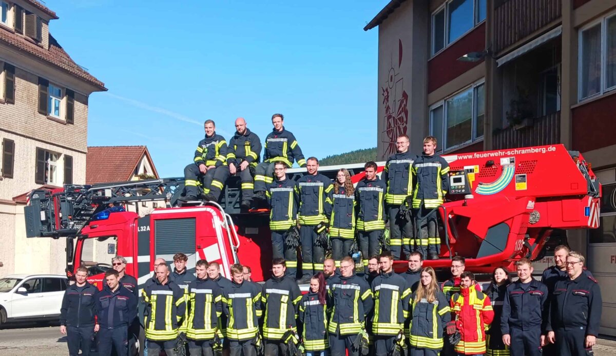 Die 30 Grundausbildungsteilnehmer und ihre Ausbilder beim Gruppenbild. Foto: him