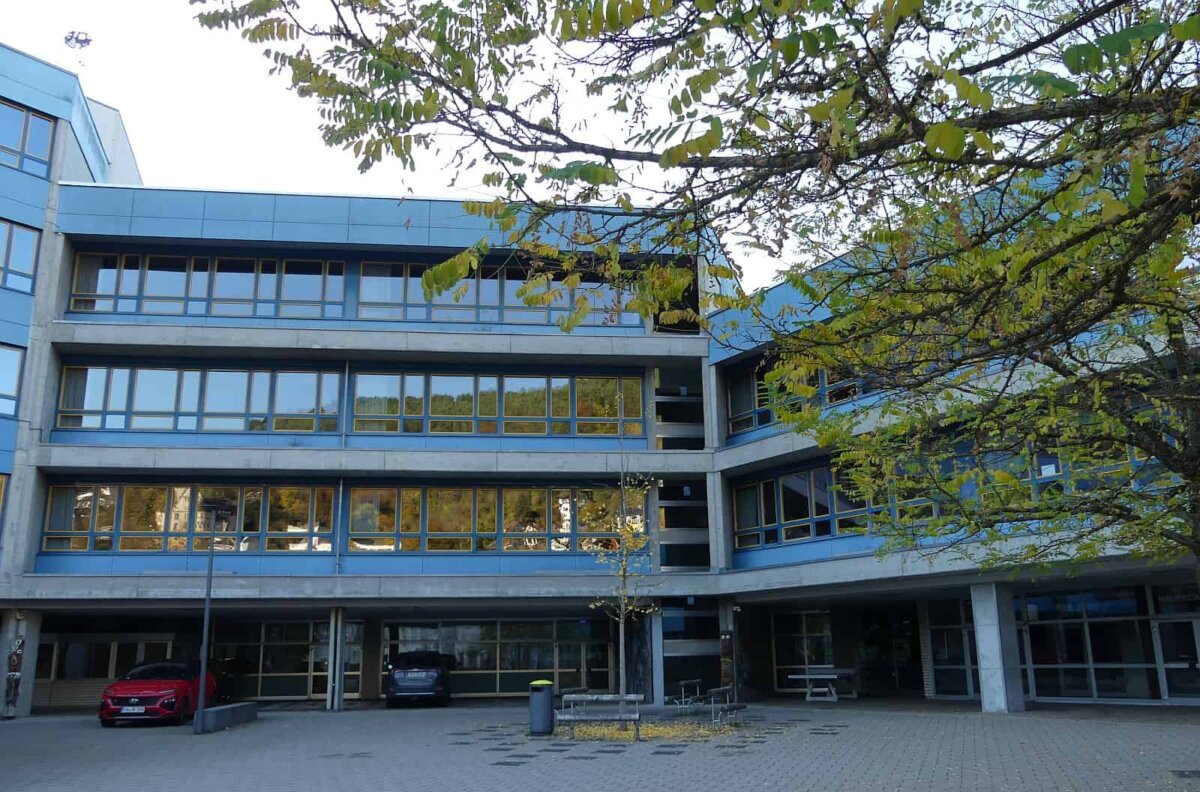 Sorgenkind: Schramberger Gymnasium in den Herbstferien. Foto; him