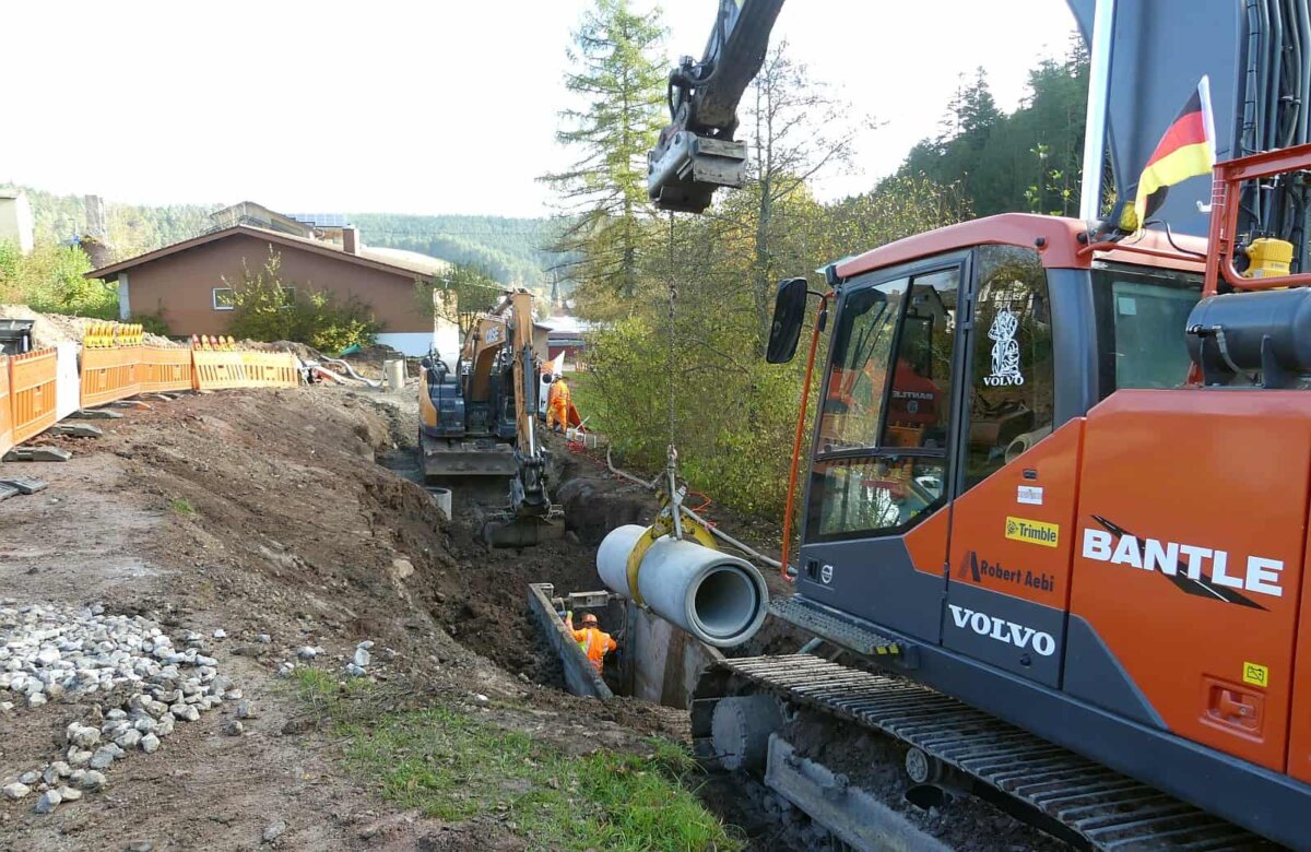 Bauarbeiter verlegen die neuen Kanalrohre beim Dorfweiher. Foto: him