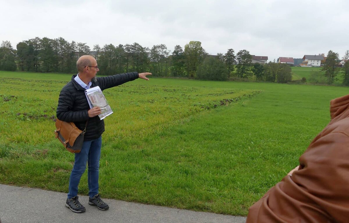 Ralf Heinzelmann bei einer Begehung der Flächen für  die Gebietserweiterung im Oktober 2022. Archiv-Foto: him