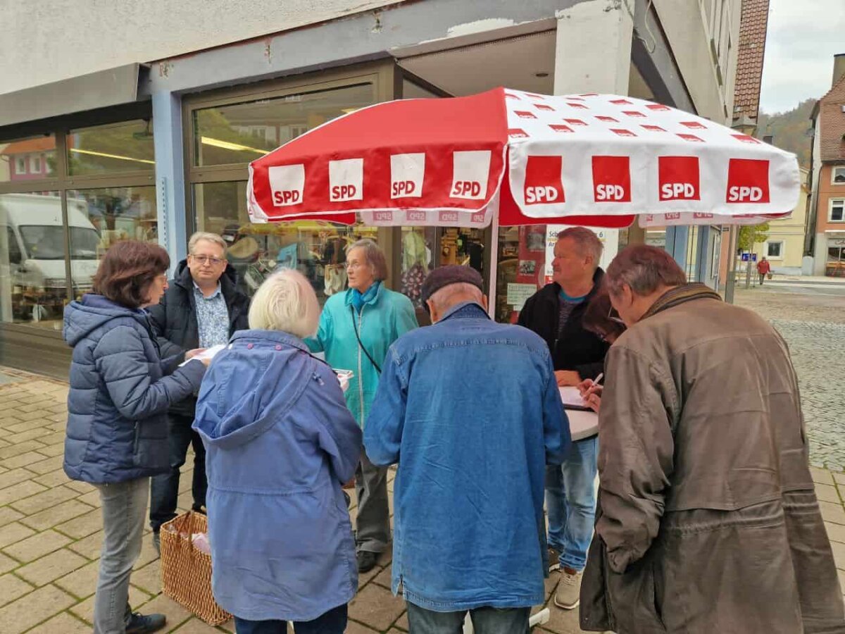 Reger Betrieb gab es bei der Unterschriftenaktion zum Erhalt der Notfallpraxis in Oberndorf der SPD Oberndorf und des Kreisverbandes Rottweil. Innerhalt weniger Stunden kamen bereits knapp 400 Unterschriften zusammen. Foto: Holger Klein