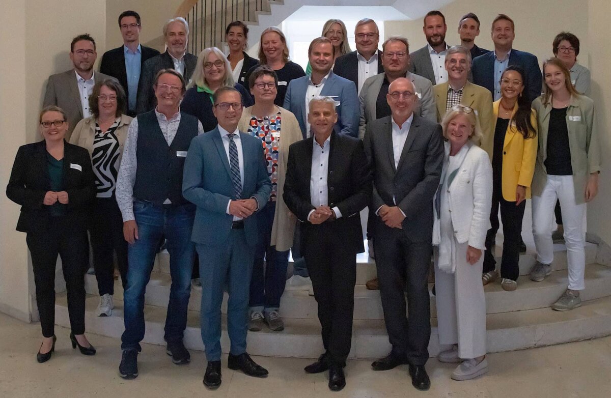 Die Vorsitzenden regionaler Gewerbevereine gemeinsam mit Staatssekretär Dr. Patrick Rapp (vordere Reihe, Bildmitte), IHK-Vizepräsident Michael Steiger (vorne rechts), IHK-Hauptgeschäftsführer Thomas Albiez (vorne links) und Vertretern der IHK.Foto: Pixl-Agentur, Hüfingen