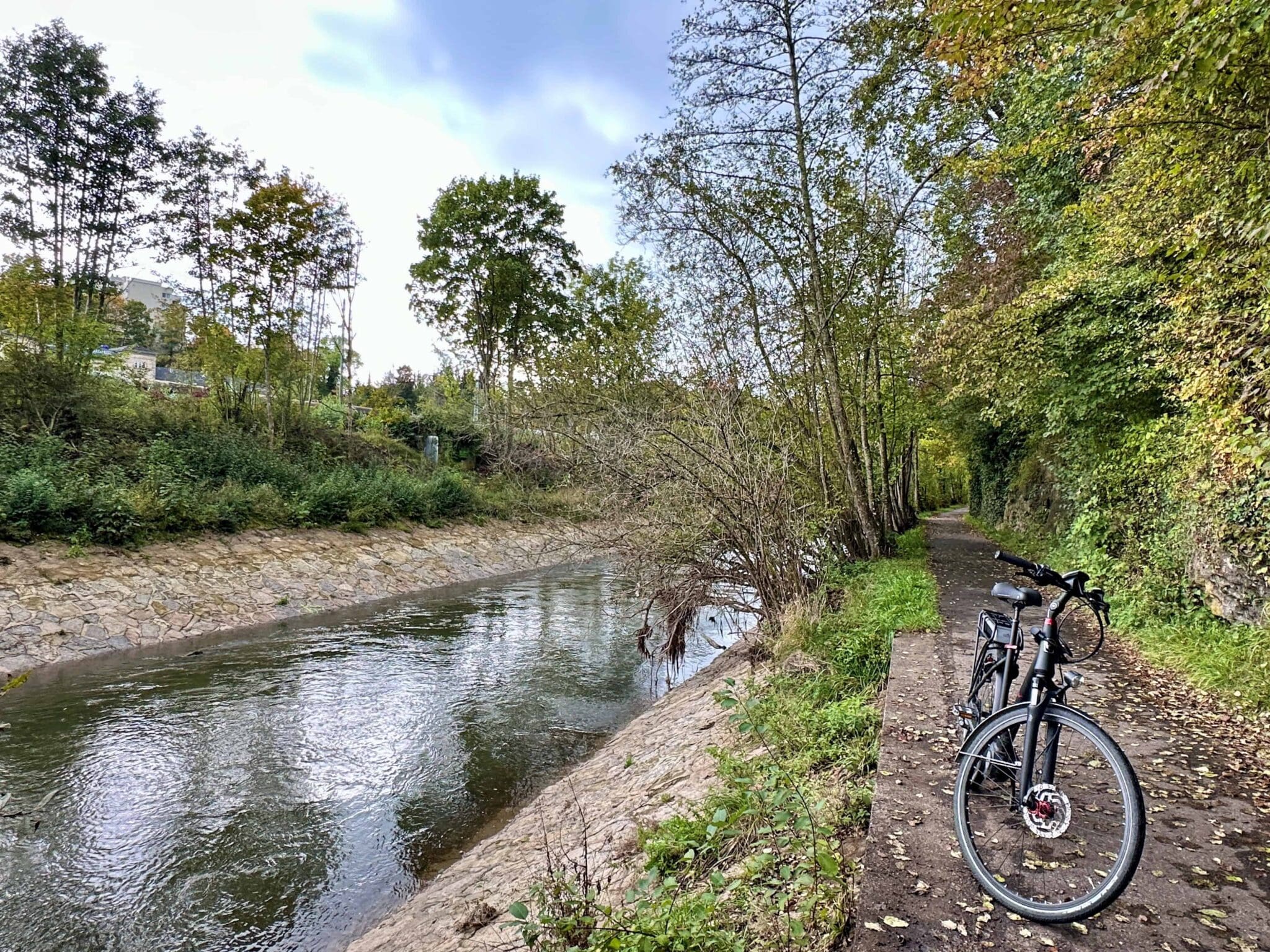 neckarweg mit neckarkanal