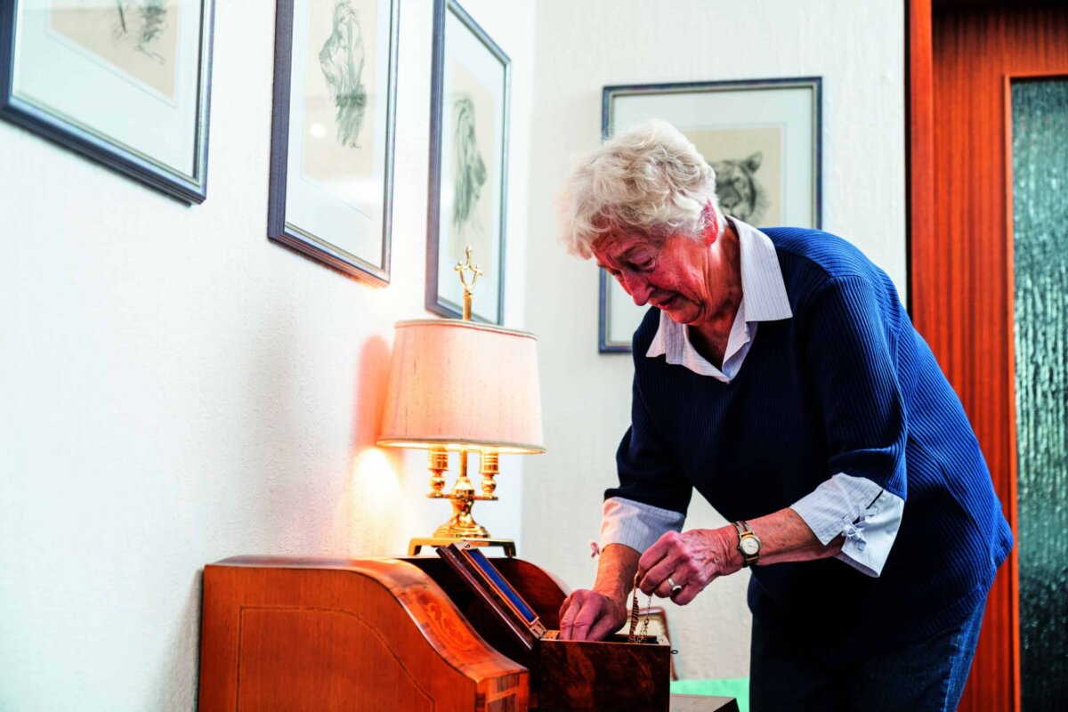 pressebild senioren schmuck frau