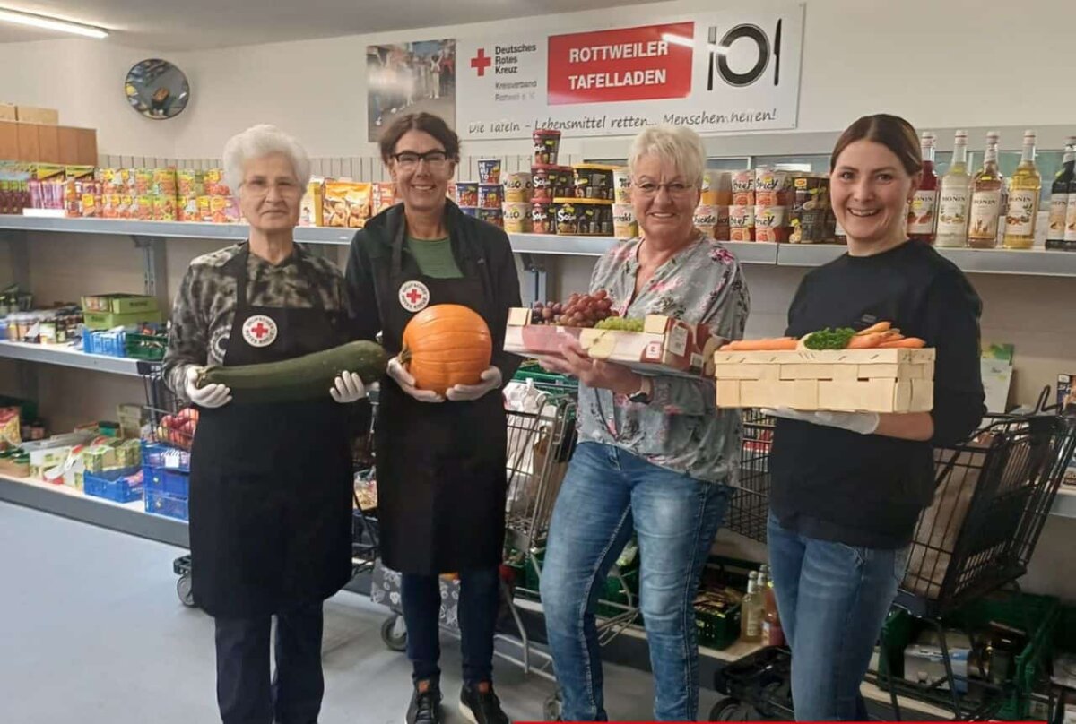 Freude herrschte über die Spenden an den Tafelladen im Rahmen des diesjährigen Erntedankfestes.Foto: DRK