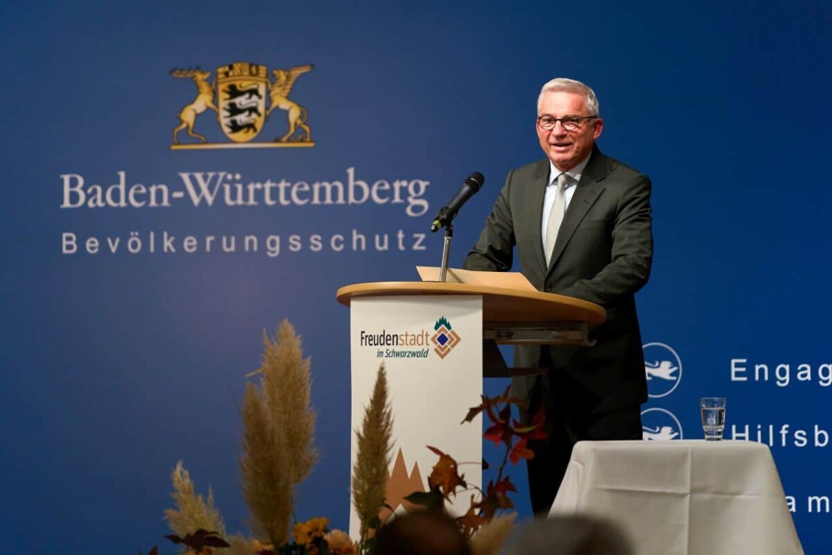 Innenminister Thomas Strobl zeichnete insgesamt 32 Arbeitgeberinnen und Arbeitgeber als „Ehrenamtsfreundliche Arbeitgeber im Bevölkerungsschutz“ aus. Foto: pm