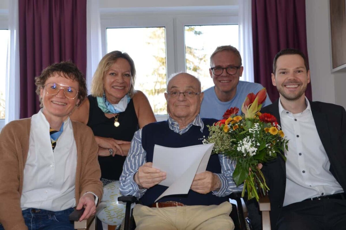 Miriam Kammerer (links) und Marcus Türk (rechts) gratulieren Siegbert Burkard zum 90. Geburtstag, dahinter dessen Tochter Martina und Sohn Christof.
Foto: Martin Baumgartner