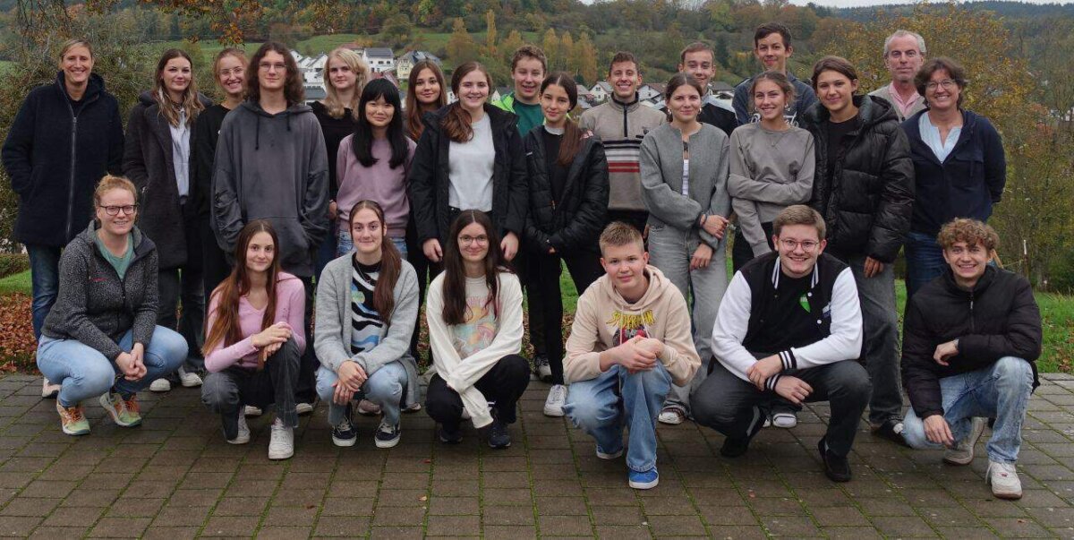 Die frischgebackenen Jugendleiter mit Lehrerinnen und Lehrern von LG, AMG und DHG sowie den Ausbildern des BDKJs. Foto: pm
