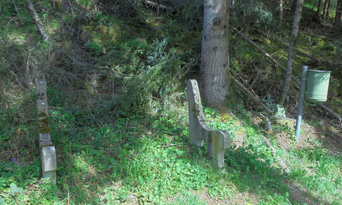 Die Bretter sind weg, die Betonteile und der Mülleimer stehen noch. Abgebaute Bank am Tierstein. Foto: him