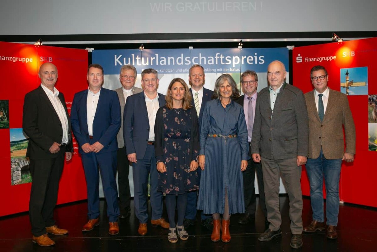 Von links: Hermann Kopp (erster Landesbeamter), Mark Prielipp
(Bürgermeister Gemeinde Epfendorf), Dr. Volker Kracht (Vorsitzender
der Jury Kulturlandschaftspreis), Christian Kinzel
(Vorstandsvorsitzender der Kreissparkasse Rottweil), Katja Thudium
(Preisträgerin), Matthias Neth (Präsident des Sparkassenverbands
Baden-Würrtemberg), Pia Stöffler (Preisträgerin), Andreas Felchle
(Vorsitzender des Schwäbischen Heimatbundes) , Rudolf Stöffler
(Preisträger), Peter Hauck MdL (Minister für Ernährung, Ländlichen
Raum und Verbraucherschutz). Foto: pm