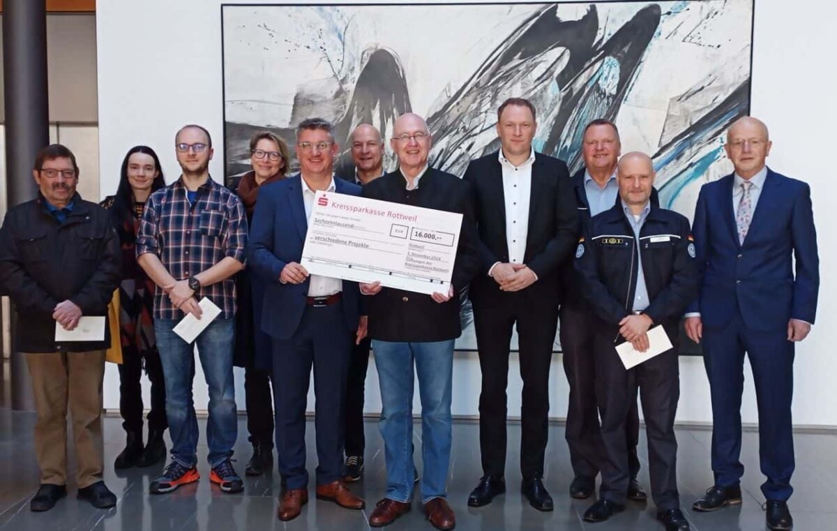 Von links: Rudolf Strasser (Rottweiler Geschichts- und Altertumsverein e.V.), Anna Sophie Klaussner (KULTURLABOR, Halle
16), Volker Armbruster (Verein Film Theater Forum e.V.), Dr. Gitta Bertram (KULTURLABOR, Halle 16), Christian Kinzel
(Vorsitzender des Vorstands der Kreissparkasse Rottweil), Norbert Swoboda (Bürgermeister a. D.), Landrat Dr. Wolf-Rüdiger
Michel, Daniel Rühle (Mitglied des Vorstands der Kreissparkasse Rottweil), Walter Gentner, Volker Benz (beide THW OV
Schramberg), Herbert Halder (Bürgermeister a. D.). Foto: KSK