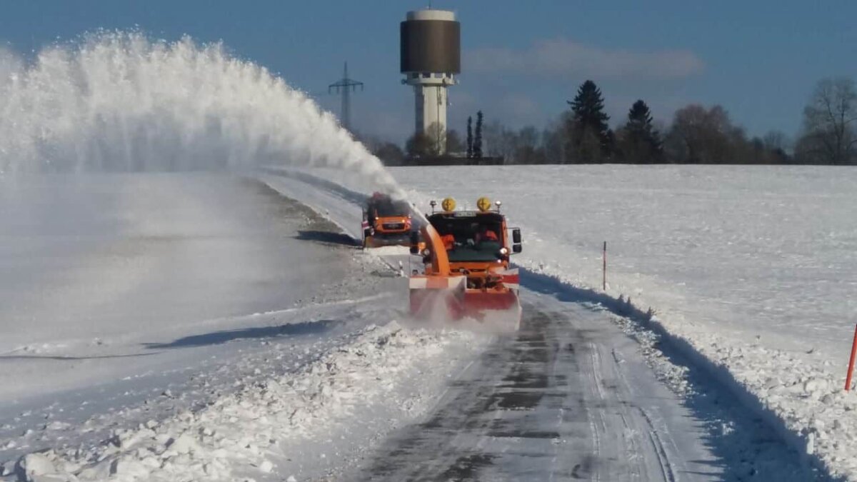 Winterdienst „in Aktion“ vor der Kulisse des Beffendorfer Wasserturms. Foto: Landratsamt