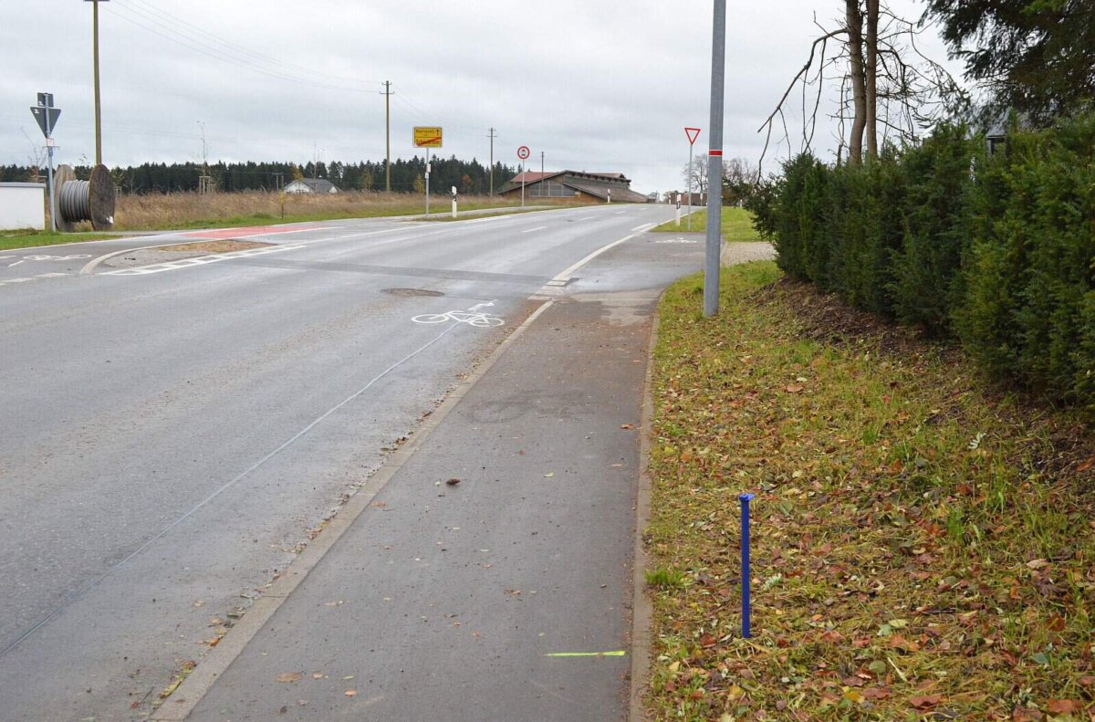 Da, wo der blaue Stock im Boden steckt, könnte die Blitzersäule einmal stehen. Foto: privat