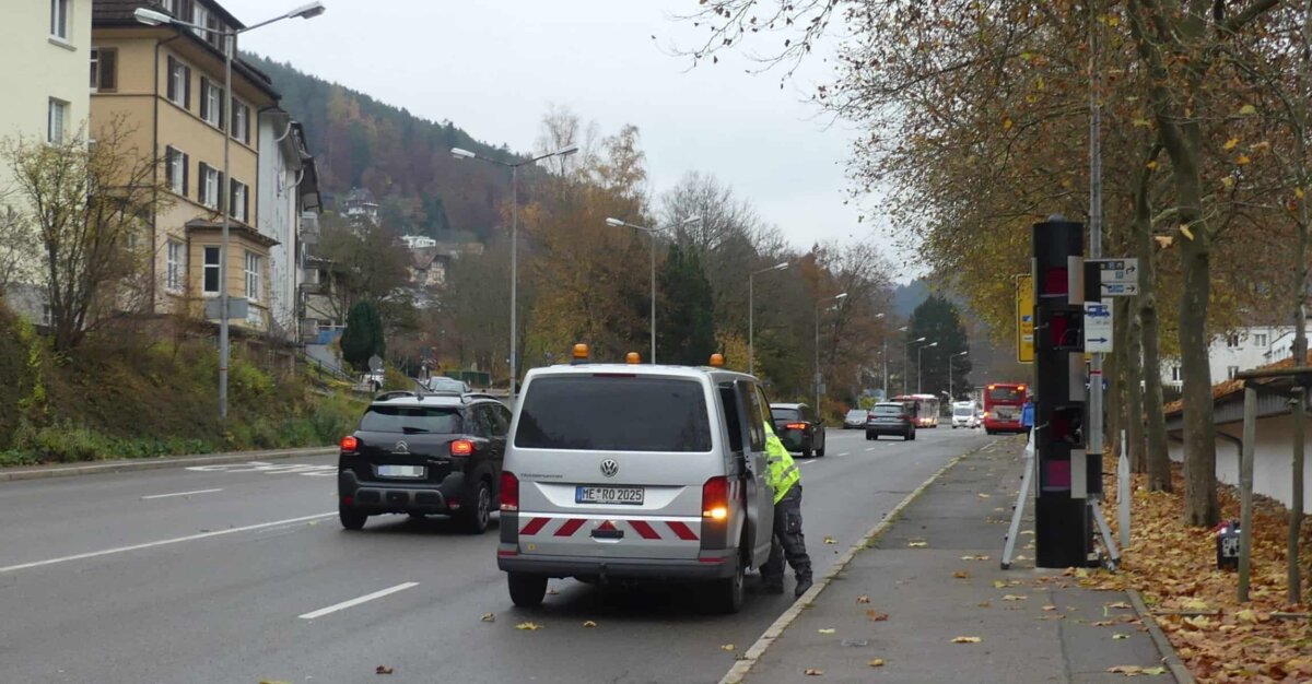Vor ziemlich genau zwei Jahren, am 15. November 2022 machten Spezialisten die Blitzersäule am Hammergraben startklar. Archiv-Foto: him