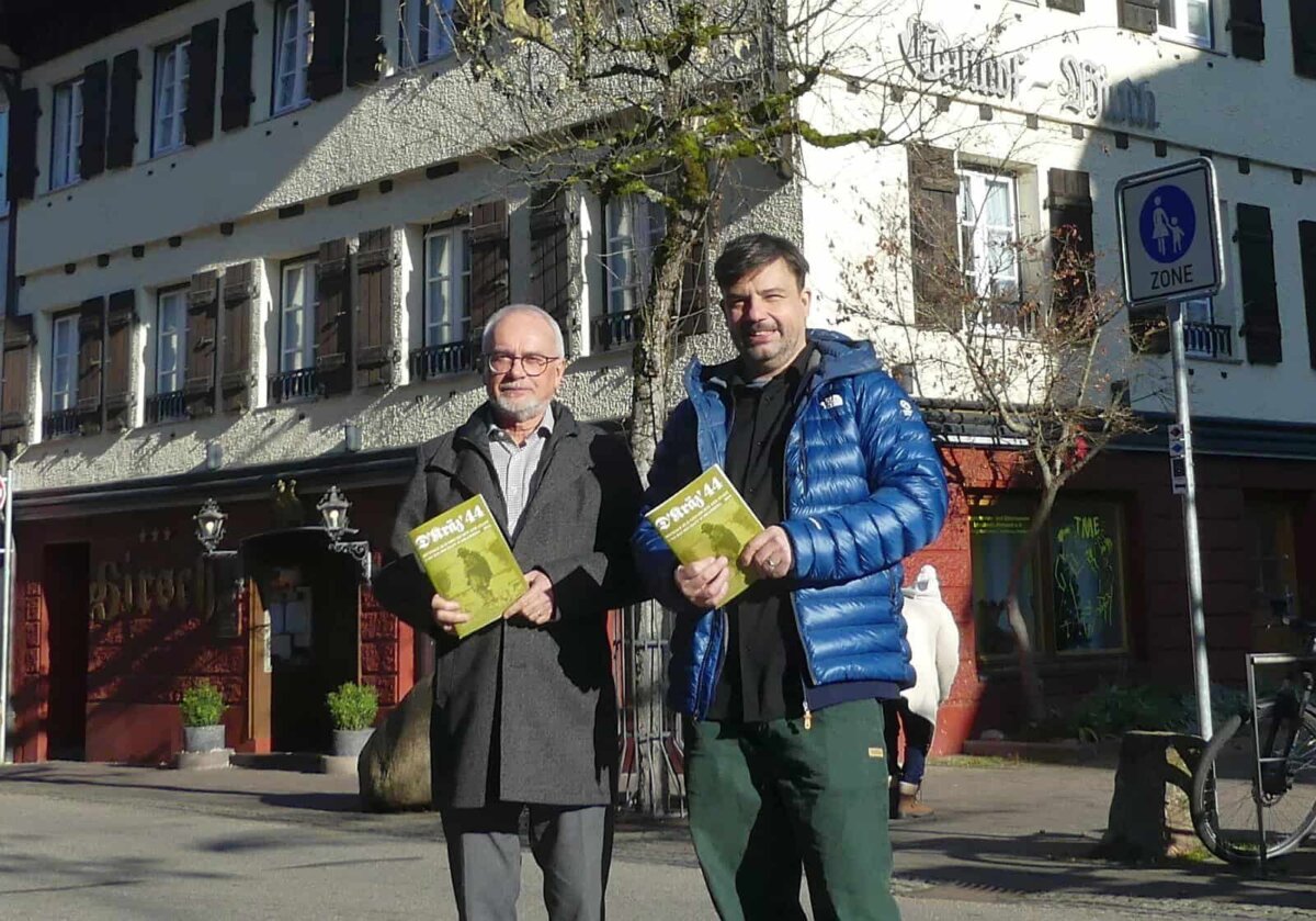 Ewald Graf und Arkas Förstner vor dem Gasthaus Hirsch. Foto: him